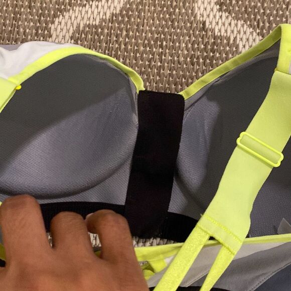 Victoria’s Secret sports bra size 34DD - Picture 3 of 5